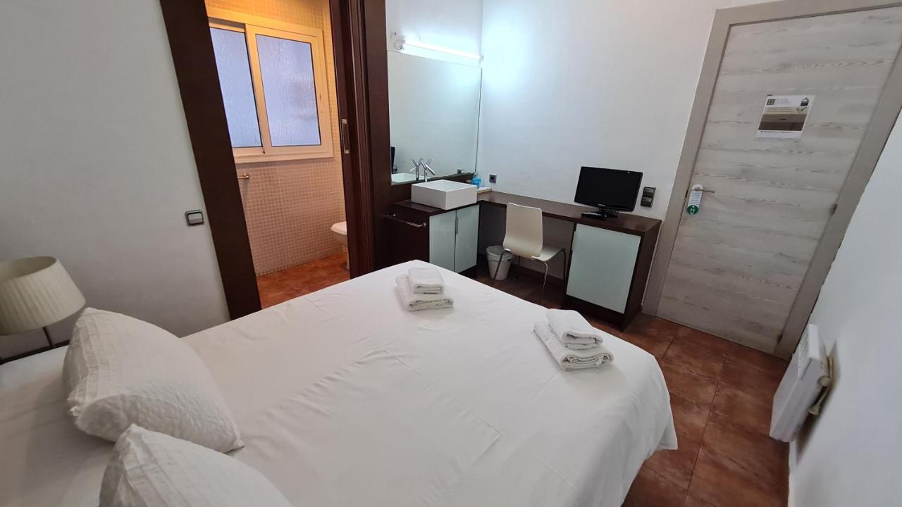 Hostal Eixample Barcelona Exterior photo