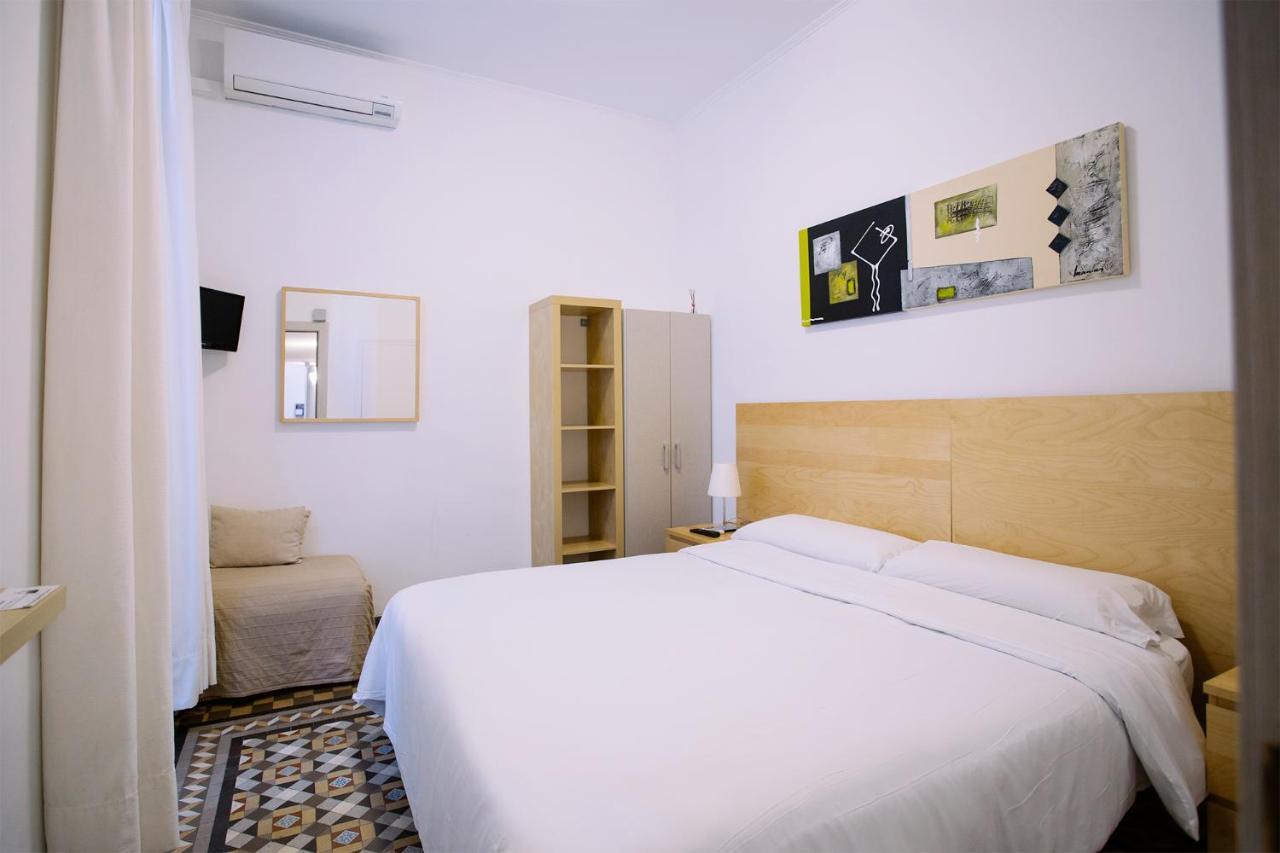 Hostal Eixample Barcelona Exterior photo