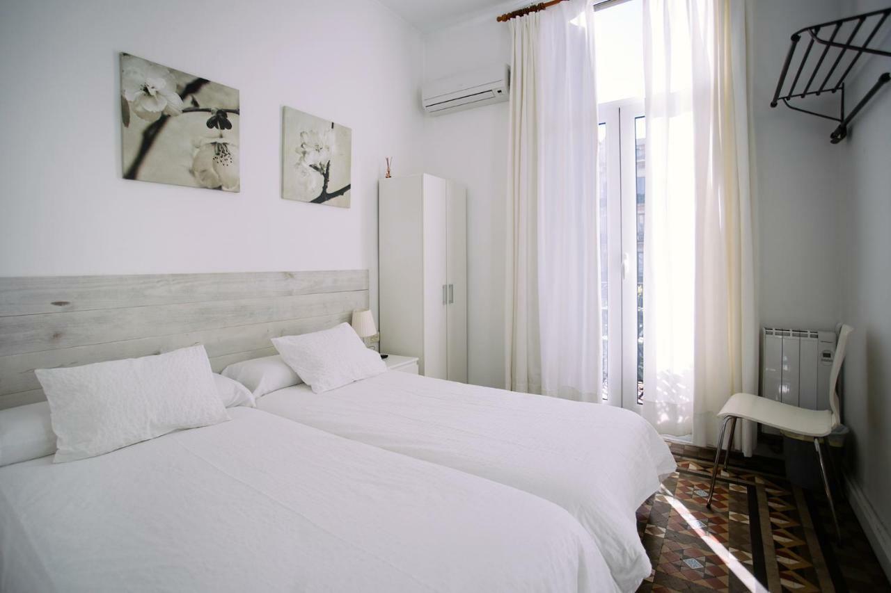 Hostal Eixample Barcelona Exterior photo