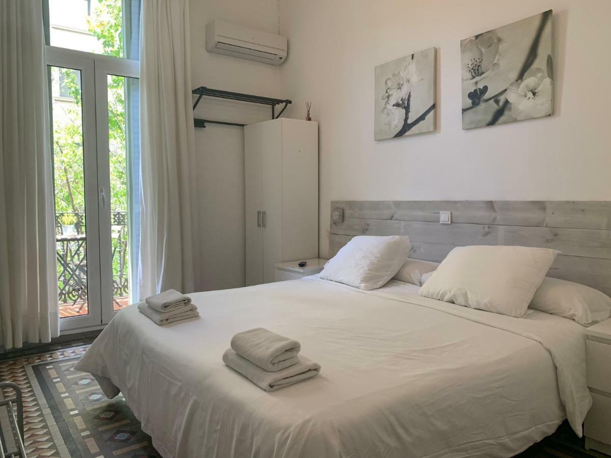 Hostal Eixample Barcelona Exterior photo